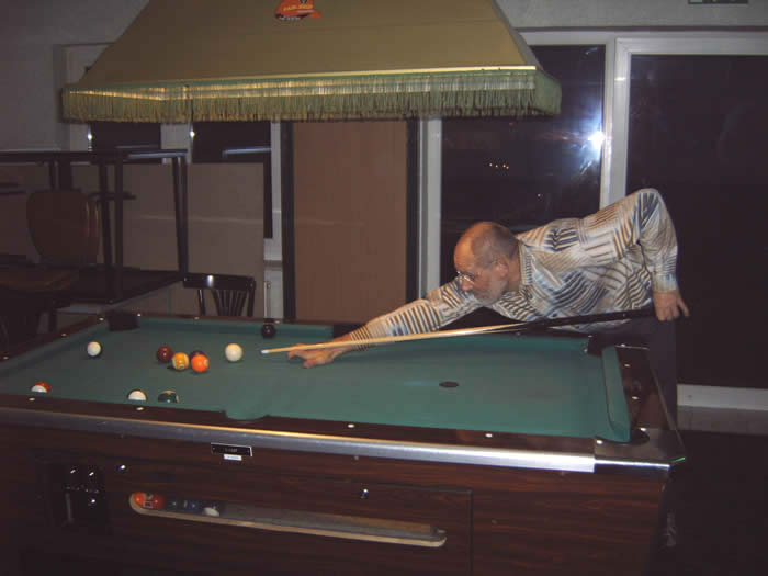 Ernst beim Billiard